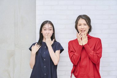 İçerde şaşırmış iki kadın.