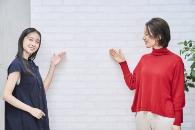 İçeride rehber gibi davranan iki kadın.