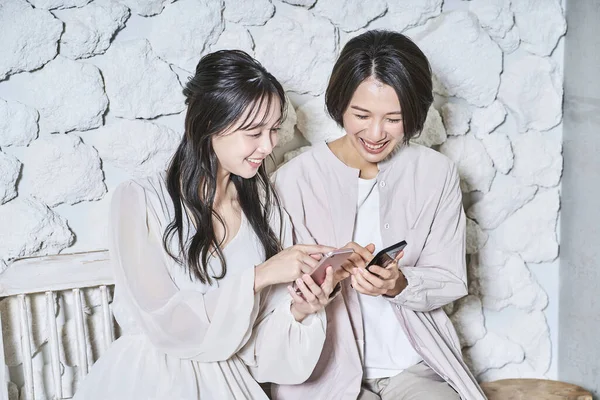 Две Женщины Смотрят Экран Смартфона — стоковое фото