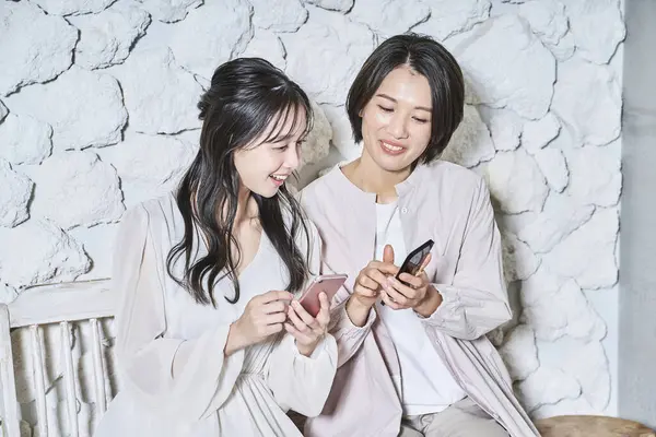 Две Женщины Смотрят Экран Смартфона — стоковое фото