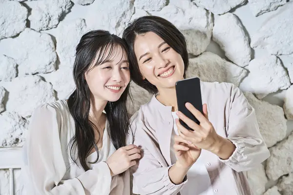 Två Kvinnor Tittar Smartphone Skärmen — Stockfoto