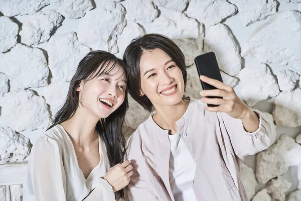 Kvinner Ser Smarttelefonskjermen – stockfoto