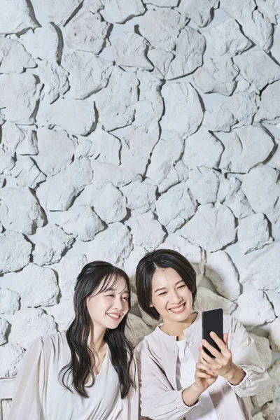 Två Kvinnor Tittar Smartphone Skärmen — Stockfoto