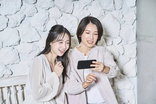 Två Kvinnor Tittar Smartphone Skärm — Stockfoto