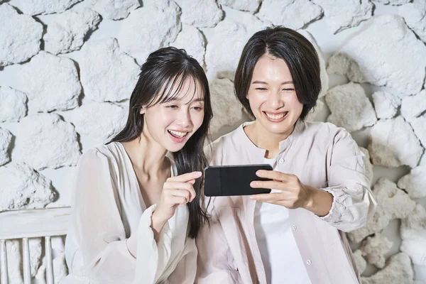 Duas Mulheres Olhando Para Uma Tela Smartphone — Fotografia de Stock