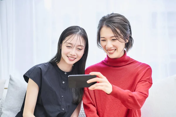 Zwei Frauen Blicken Auf Einen Smartphone Bildschirm — Stockfoto