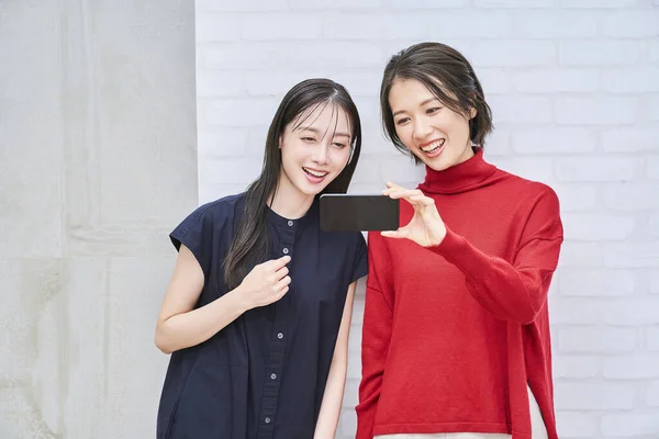 Zwei Frauen Blicken Auf Einen Smartphone Bildschirm — Stockfoto