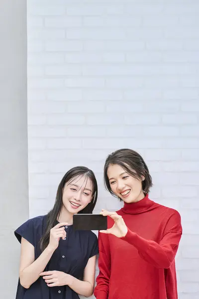 Two Women Looking Smartphone Screen — Stock Photo, Image