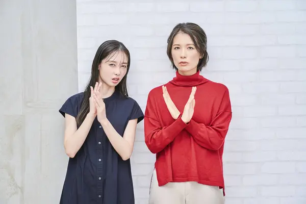 Two Women Refuse Suspicious Expressions Roo — Stock Photo, Image