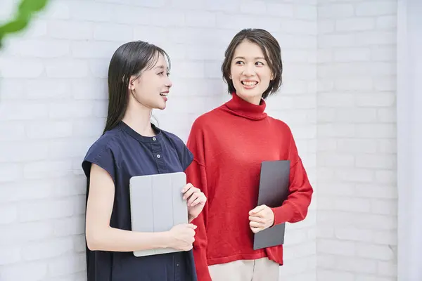 Twee Japanse Vrouwen Genieten Van Een Gesprek Binnen — Stockfoto