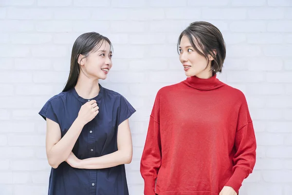 Дві Японські Жінки Насолоджуються Розмовою Приміщенні — стокове фото