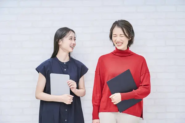 Deux Femmes Japonaises Profitant Une Conversation Intérieur — Photo
