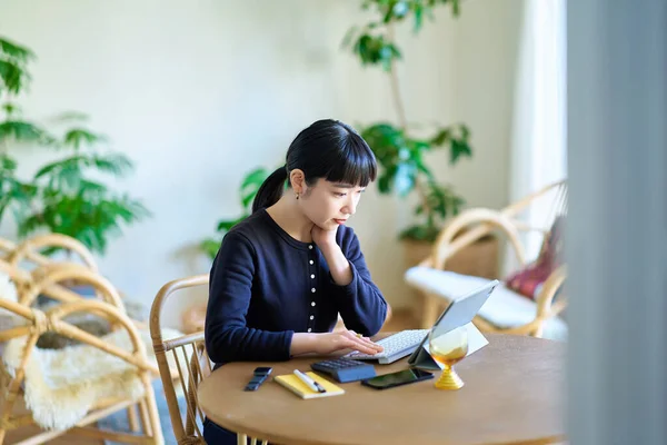 Young Woman Useing Tablet Casual Room — Stock Photo, Image