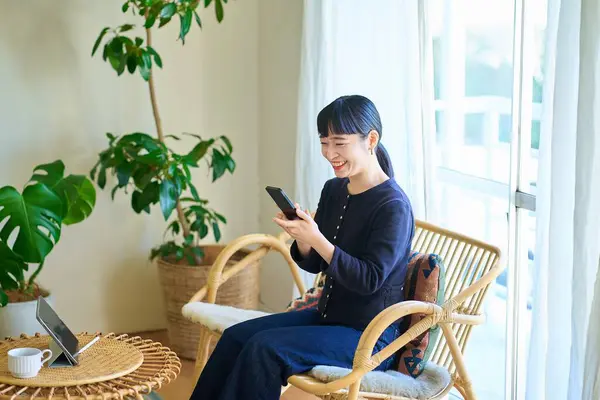 Mujer Joven Operando Teléfono Inteligente Habitación — Foto de Stock