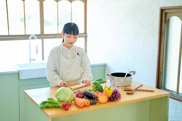Молодая Женщина Режет Ингредиенты Ножом Кухне — стоковое фото