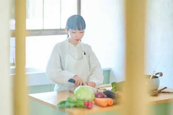 Mutfakta Bıçakla Malzeme Kesen Genç Bir Kadın — Stok fotoğraf