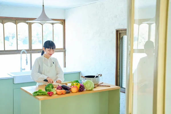 Mujer Joven Cortando Ingredientes Con Cuchillo Cocina —  Fotos de Stock