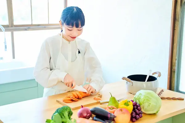 Jeune Femme Coupe Les Ingrédients Avec Couteau Cuisine — Photo