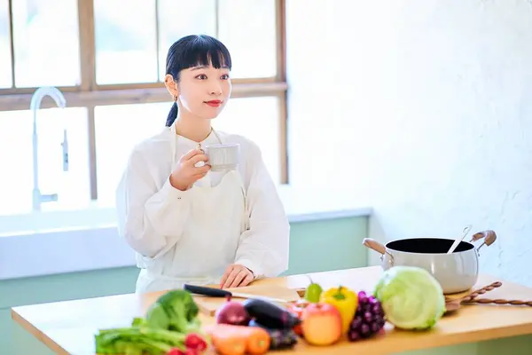 Junge Frau Entspannt Der Küche Und Gemüse Auf Dem Tisch — Stockfoto