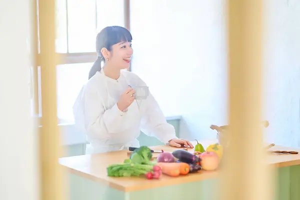 Mladá Žena Odpočívající Kuchyni Zeleniny Seřazené Stole — Stock fotografie