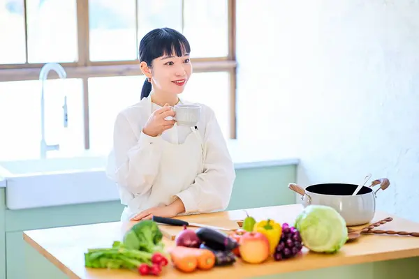 Mutfakta Dinlenen Genç Bir Kadın Masada Sıra Olan Sebzeler — Stok fotoğraf