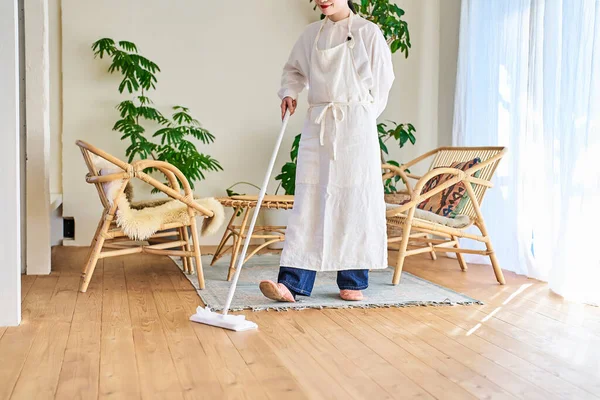 Young Woman Cleaning Flooring Room — Stock Photo, Image
