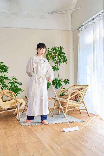 Young Woman Cleaning Flooring Room — Stock Photo, Image