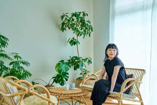 Gündelik kıyafetleriyle odada dinlenen genç bir kadın.