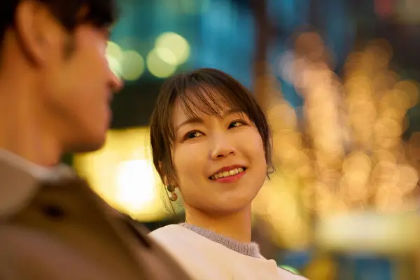 Kobieta Szczęśliwie Rozmawiająca Mężczyzną Oświetlonym Miejskim Krajobrazie — Zdjęcie stockowe