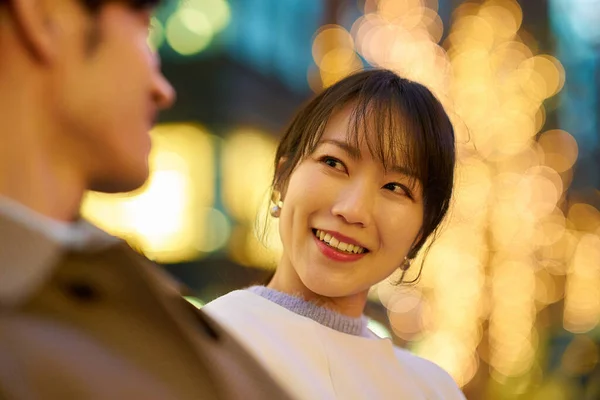 Eine Frau Fröhlichen Gespräch Mit Einem Mann Einem Beleuchteten Stadtbild — Stockfoto