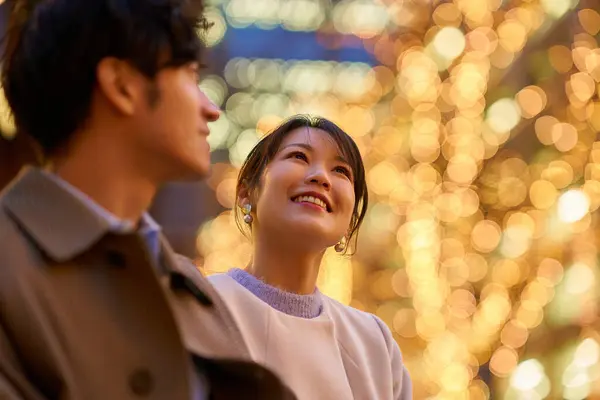 Eine Frau Fröhlichen Gespräch Mit Einem Mann Einem Beleuchteten Stadtbild — Stockfoto