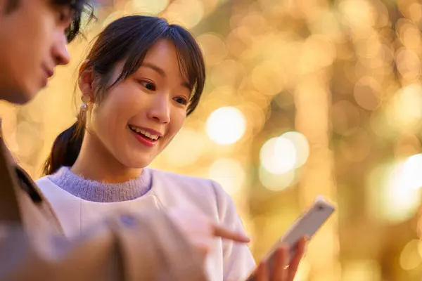 Žena Muž Šťastně Ovládají Smartphone Osvětleném Městě — Stock fotografie