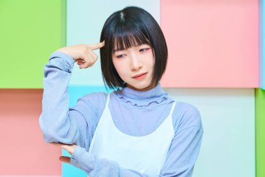 Şüpheli bir ifadesi ve renkli bir geçmişi olan genç bir kadın.