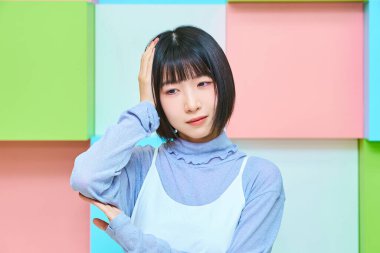 Şüpheli bir ifadesi ve renkli bir geçmişi olan genç bir kadın.