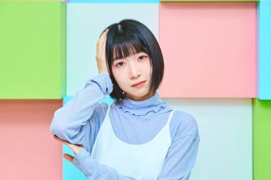 Şüpheli bir ifadesi ve renkli bir geçmişi olan genç bir kadın.