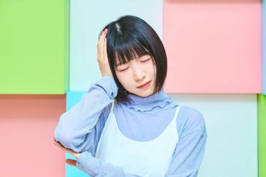 Şüpheli bir ifadesi ve renkli bir geçmişi olan genç bir kadın.