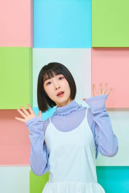 Şaşırmış bir ifadeyle genç bir kadın.