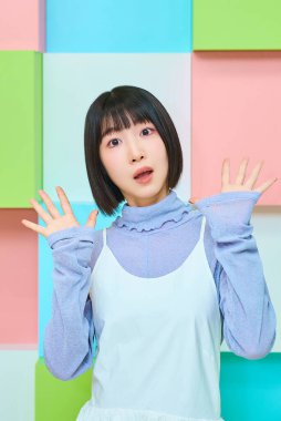 Şaşırmış bir ifadeyle genç bir kadın.