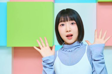 Şaşırmış bir ifadeyle genç bir kadın.