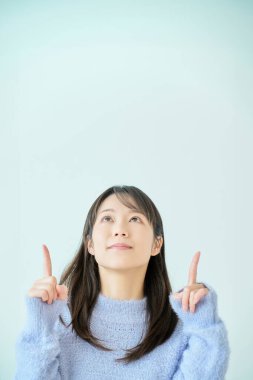 İçeriyi işaret eden genç bir kadın.