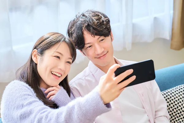 Young Man Woman Looking Smartphone Screen Room — Stock Photo, Image