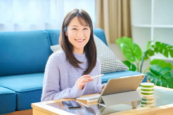 Woman Working Computer Casual Room — Stock Photo, Image