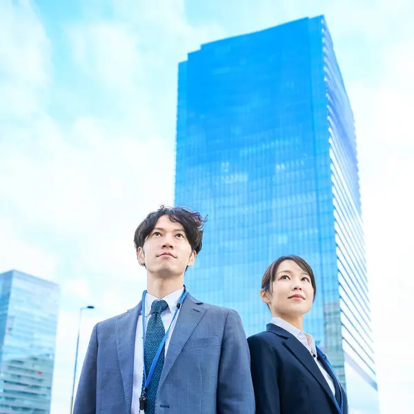 Mann Und Frau Anzügen Stehen Nebeneinander — Stockfoto