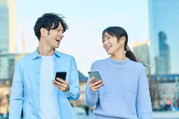 Sorrindo Homem Mulher Com Smartphone Mão Dia Bom — Fotografia de Stock