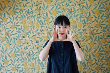 Odada gülümseyen ve tezahürat yapan genç bir kadın