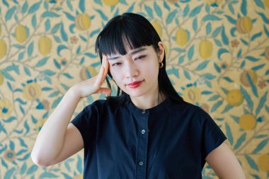 Odada baş ağrısı çeken genç bir kadın.