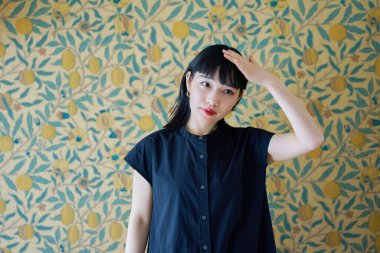 Odada baş ağrısı çeken genç bir kadın.