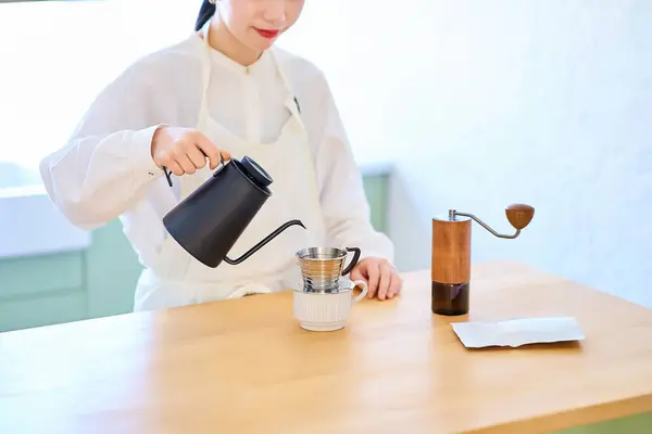 Ung Kvinna Med Förkläde Gör Kaffe Köket — Stockfoto