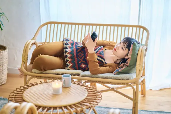 Jovem Mulher Olhando Para Smartphone Enquanto Dorme — Fotografia de Stock