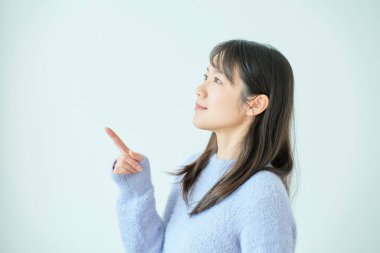 İçeriyi gösteren genç bir kadın.